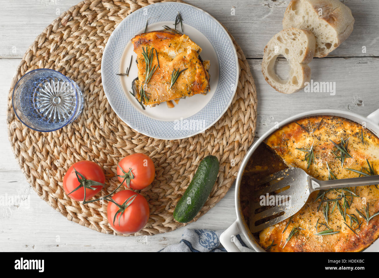 Moussaka Essen in den weißen Tisch mit Geschirr und Gemüse Stockfoto