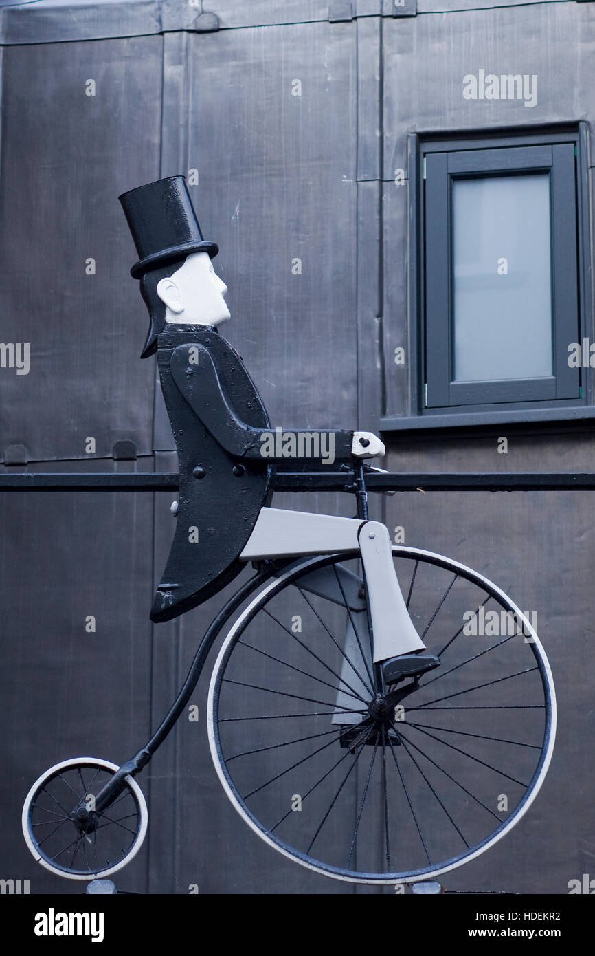 Skulptur eines viktorianischen Mannes auf einem Hochrad Stockfoto