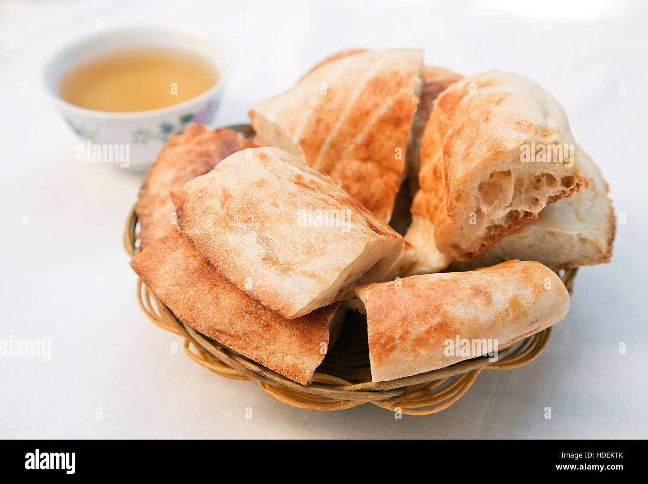 Traditionelle usbekische Brot Lavash auf einem Teller Stockfoto