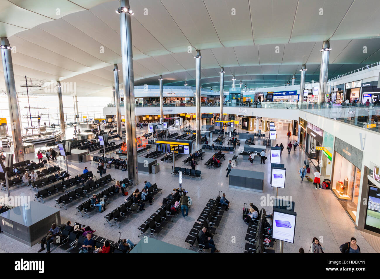 London, Heathrow Flughafen, Terminal 2. Departure Lounge Interieur. Overhead Weitwinkel Blick auf die Sitzecke, nicht sehr voll, tagsüber. Stockfoto