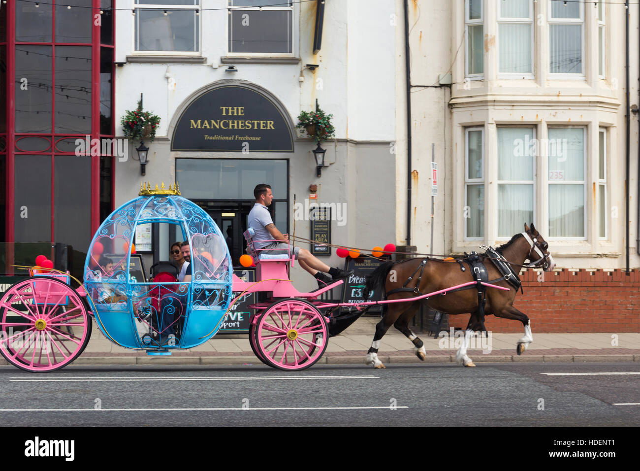 Pferdekutsche Cinderella Prinzessin Kutsche Ausübung einer jungen Familie eine Freude Fahrt entlang der Küste von Blackpool. Stockfoto
