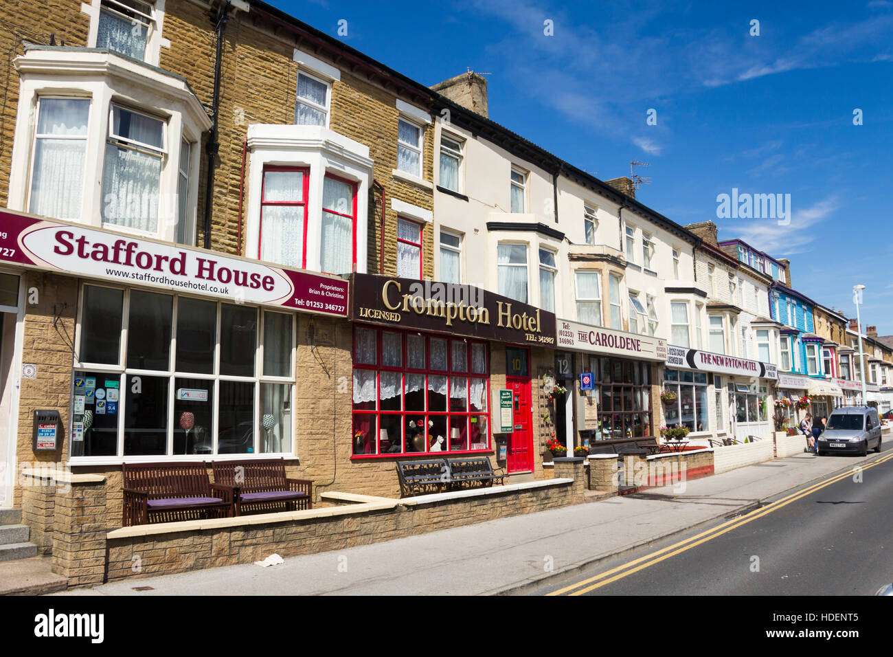 Traditionelle Pensionen und kleine Hotels auf Woodfield Road, Blackpool, nicht weit vom Meer. Stockfoto