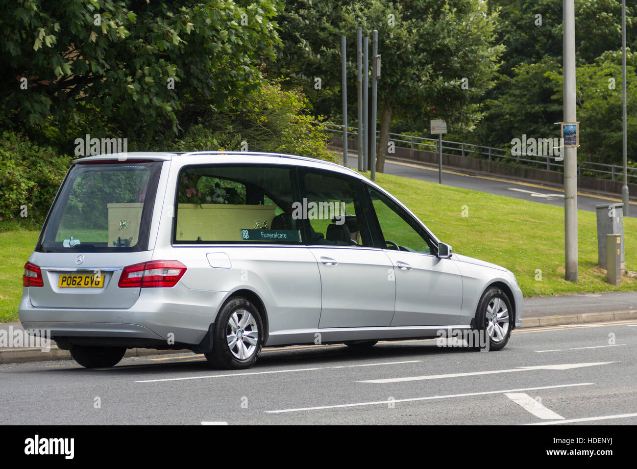 Mercedes-Benz Leichenwagen von Co-op-Funeralcare am East Park Drive, Blackpool betrieben. Stockfoto