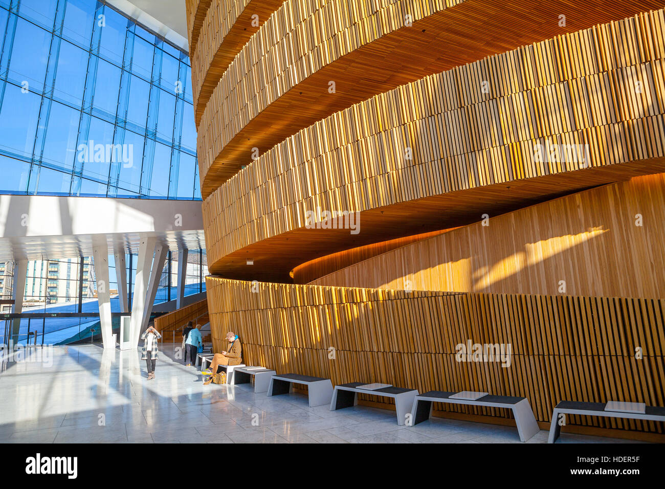 Foyer des Opernhauses in Oslo. High-Tech-Innenraum. Stockfoto