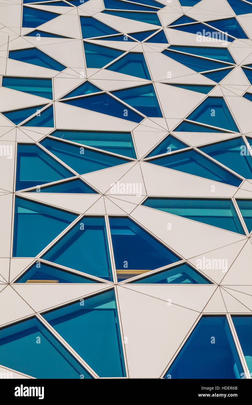 Glas und Beton architektonische Außenbereiche. Asymmetrischen Fenster. Stockfoto