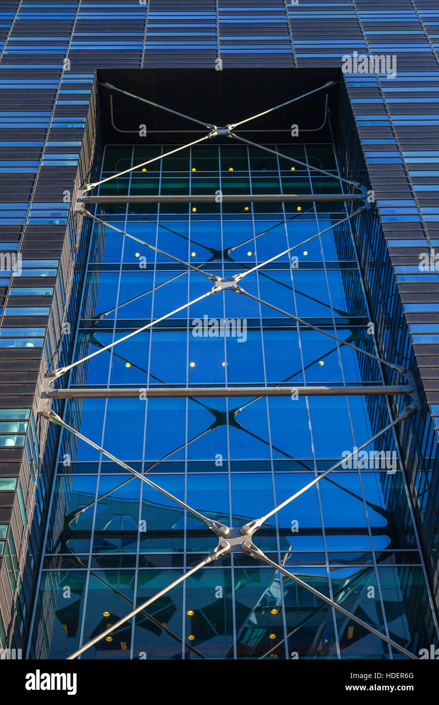 Glas und Beton architektonische Außenbereiche. Geschosse und Kabel-gebliebene Elemente Stockfoto