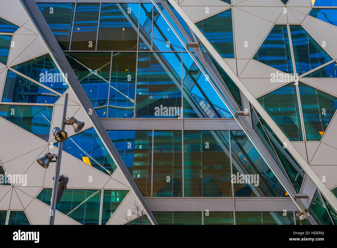 Glas und Beton architektonische Außenbereiche. Asymmetrischen Fenster. Stockfoto