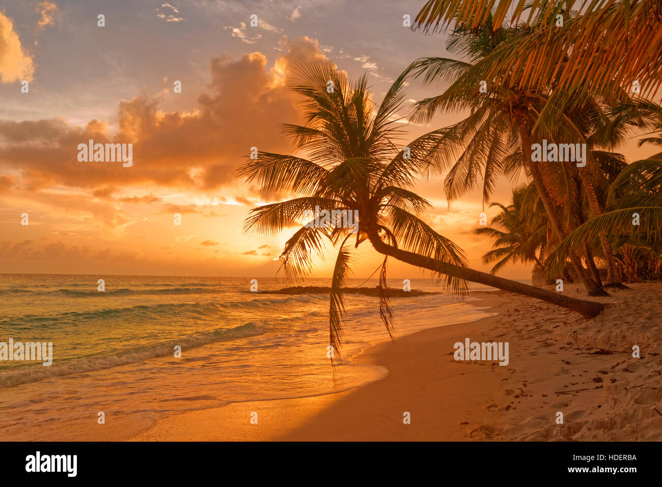 Sonnenuntergang am Strand von Dover, St. Lawrence Gap, Südküste, Barbados, Karibik. Stockfoto