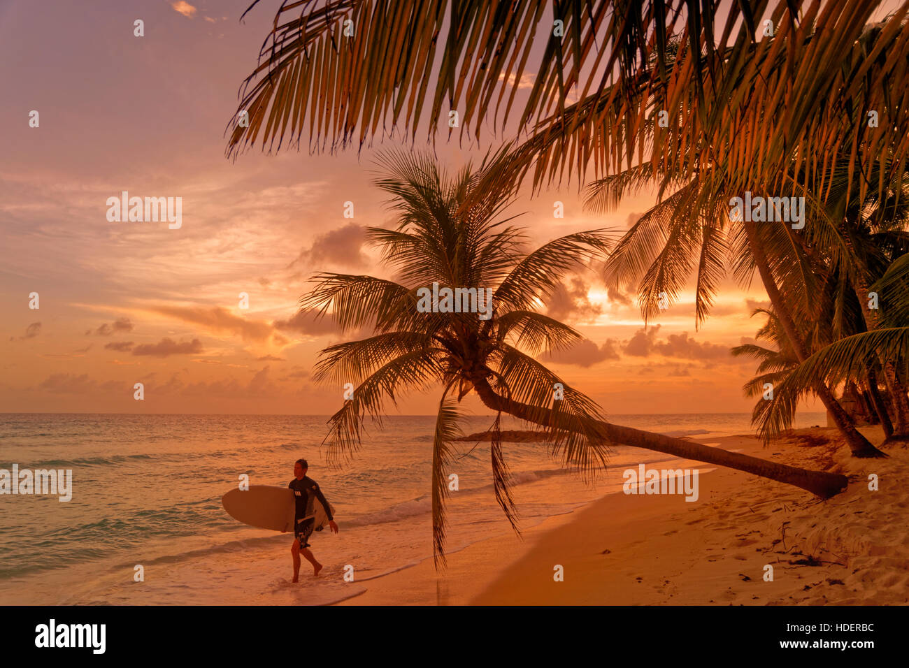 Surfer und Sonnenuntergang in Dover Beach, St. Lawrence Gap, Südküste, Barbados, Karibik. Stockfoto