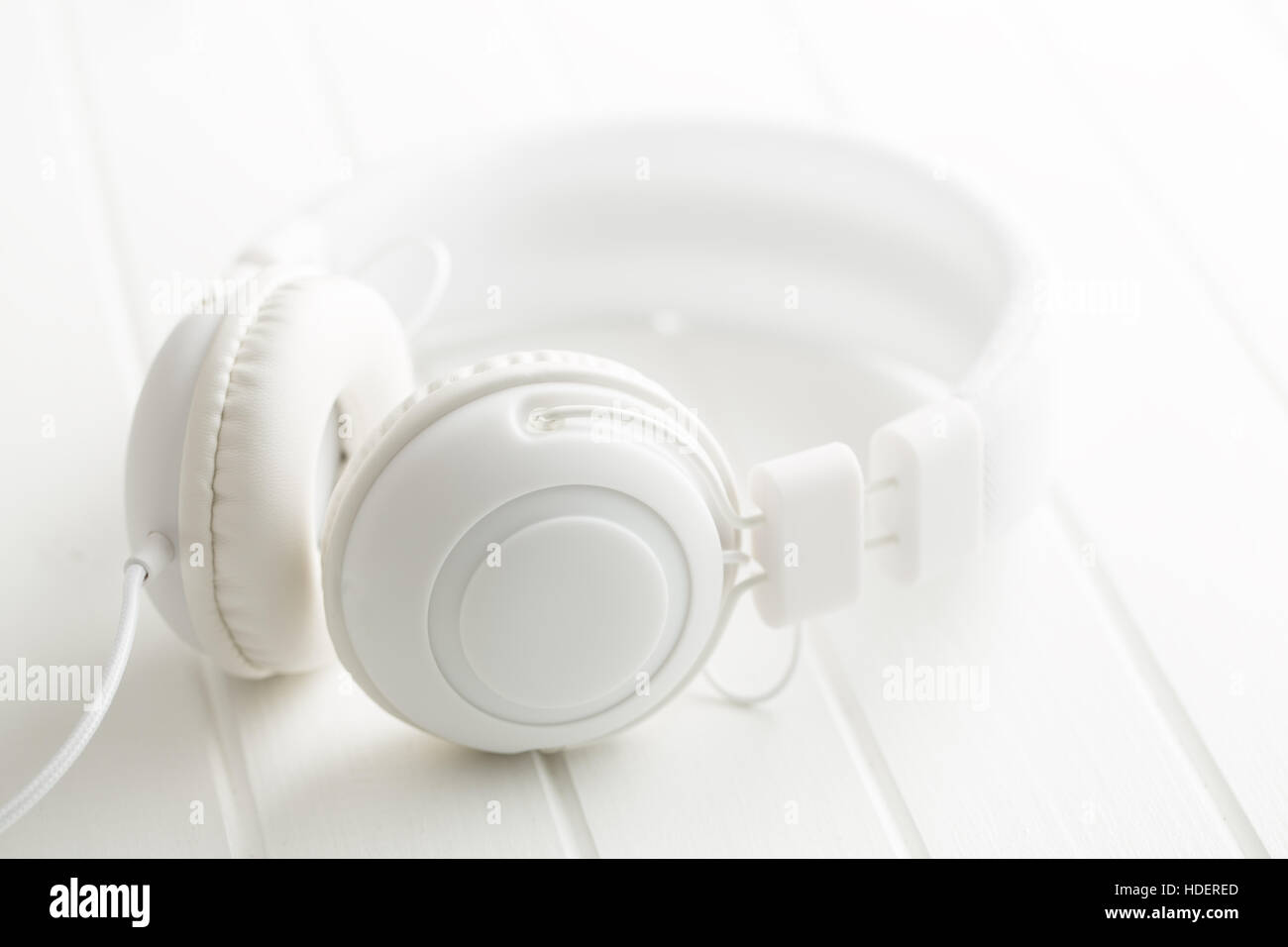 Weiße Vintage Kopfhörer auf weißen Tisch. Stockfoto