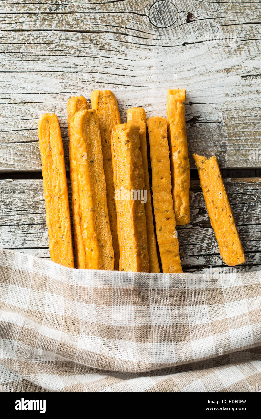 Knuspriges Brot klebt auf alten Holztisch. Stockfoto