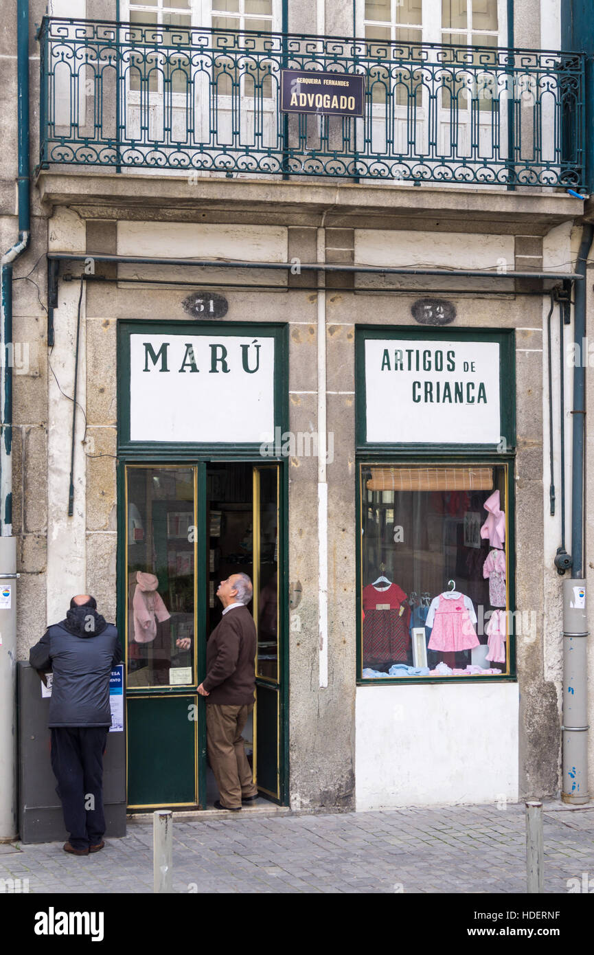Traditionelle Art-Deco-Kinder Kleidung Ladenfront in Rua Das Flores, Porto, Portugal Stockfoto