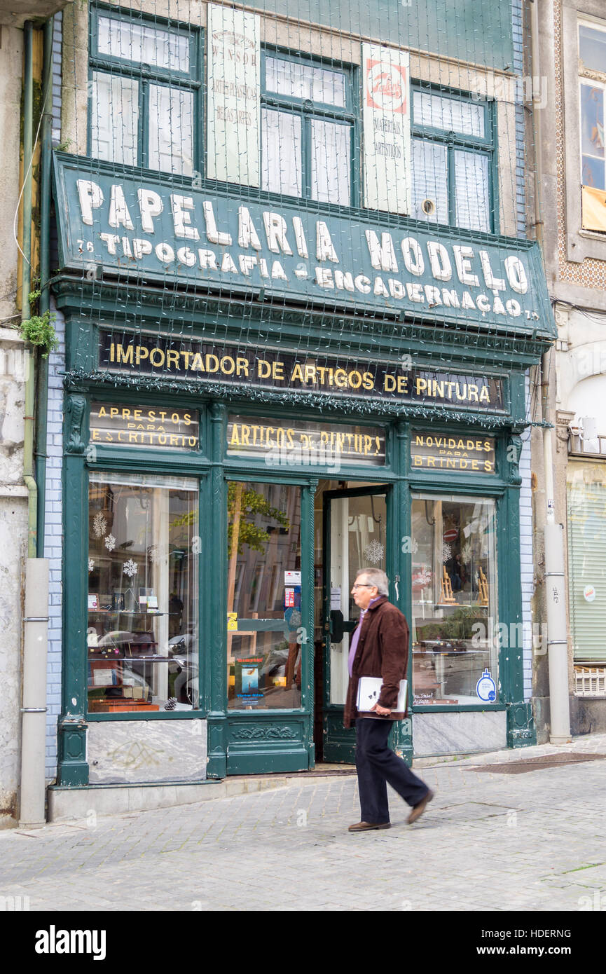 Die Stromversorgung der traditionellen Jugendstil Künstler Shop vorne in der Rua das Flores, Porto, Portugal Stockfoto