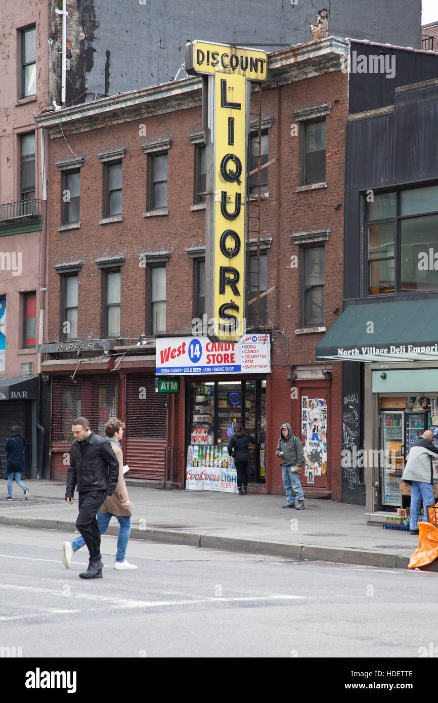 Günstige Spirituosen auf der 14th Street und Eighth Avenue, Manhattan, New York City, Vereinigte Staaten von Amerika. Stockfoto