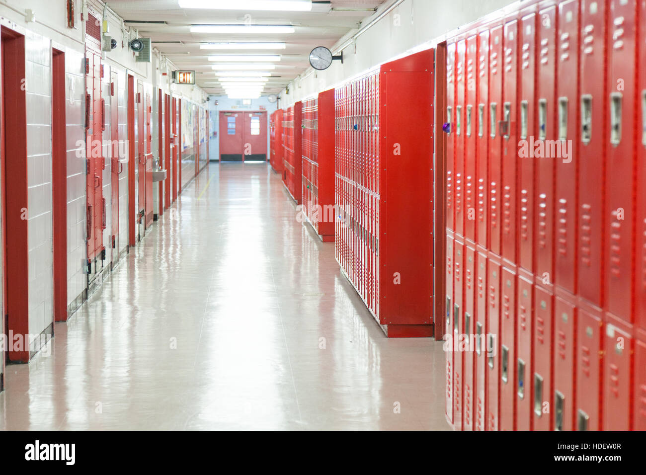 Rote Schulschließfächer an der William T. Sherman School PS87, Upper West Side, Manhattan, New York City. Vereinigte Staaten von Amerika. Stockfoto