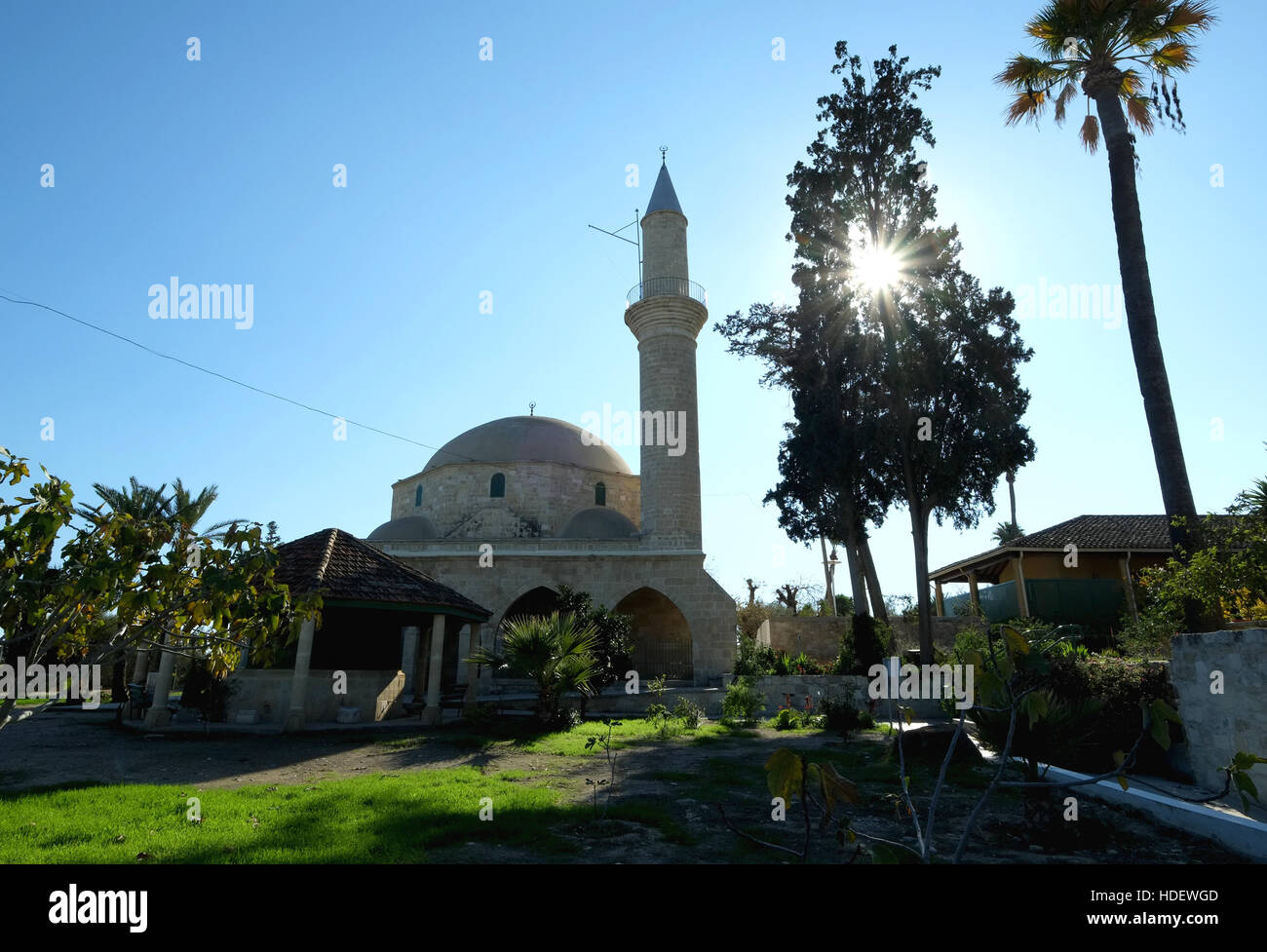 Hala Sultan Tekke Moschee, die am Rande des Salzsees in Larnaca Zypern sitzt. Stockfoto