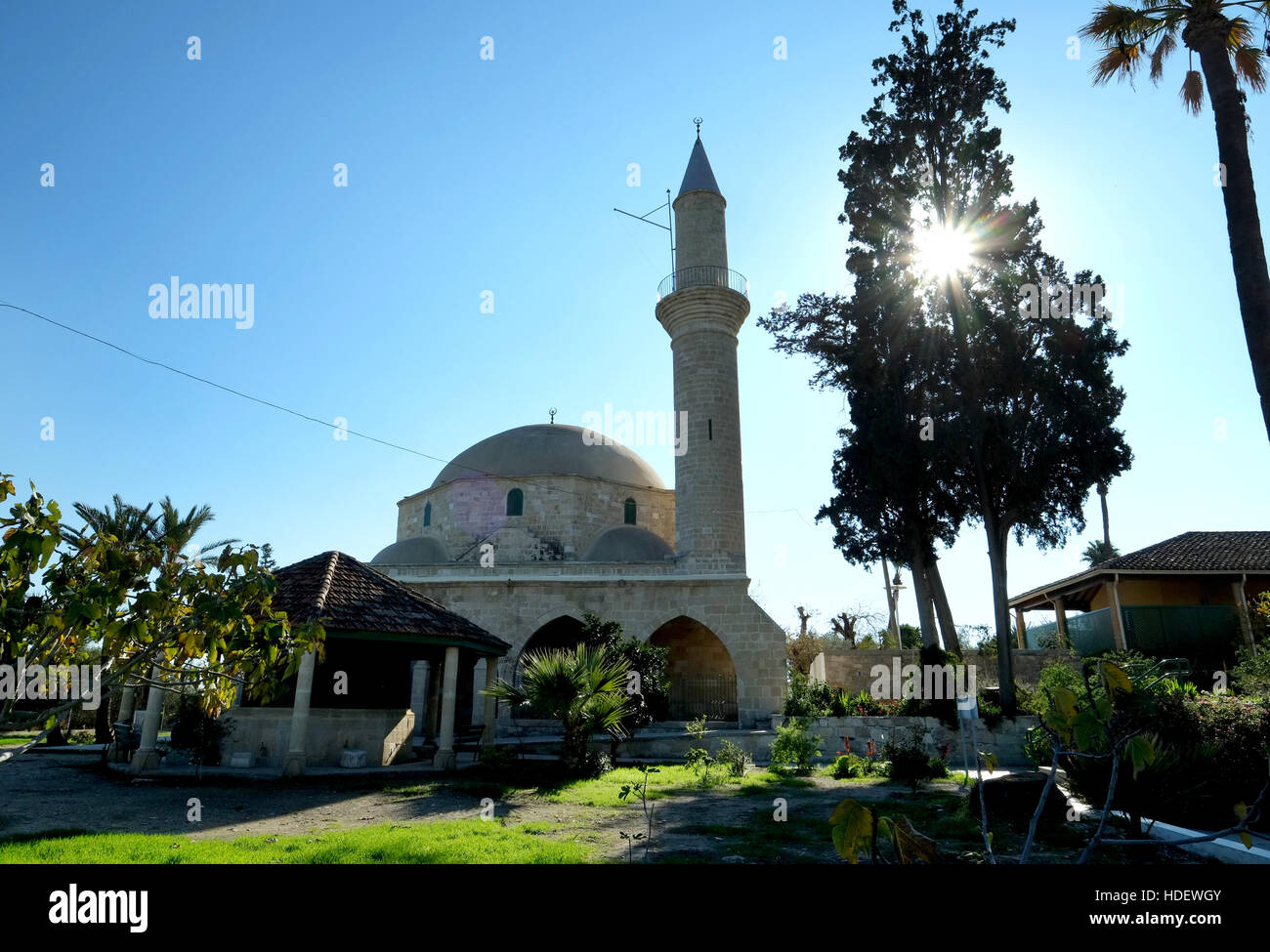 Hala Sultan Tekke Moschee, die am Rande des Salzsees in Larnaca Zypern sitzt. Stockfoto