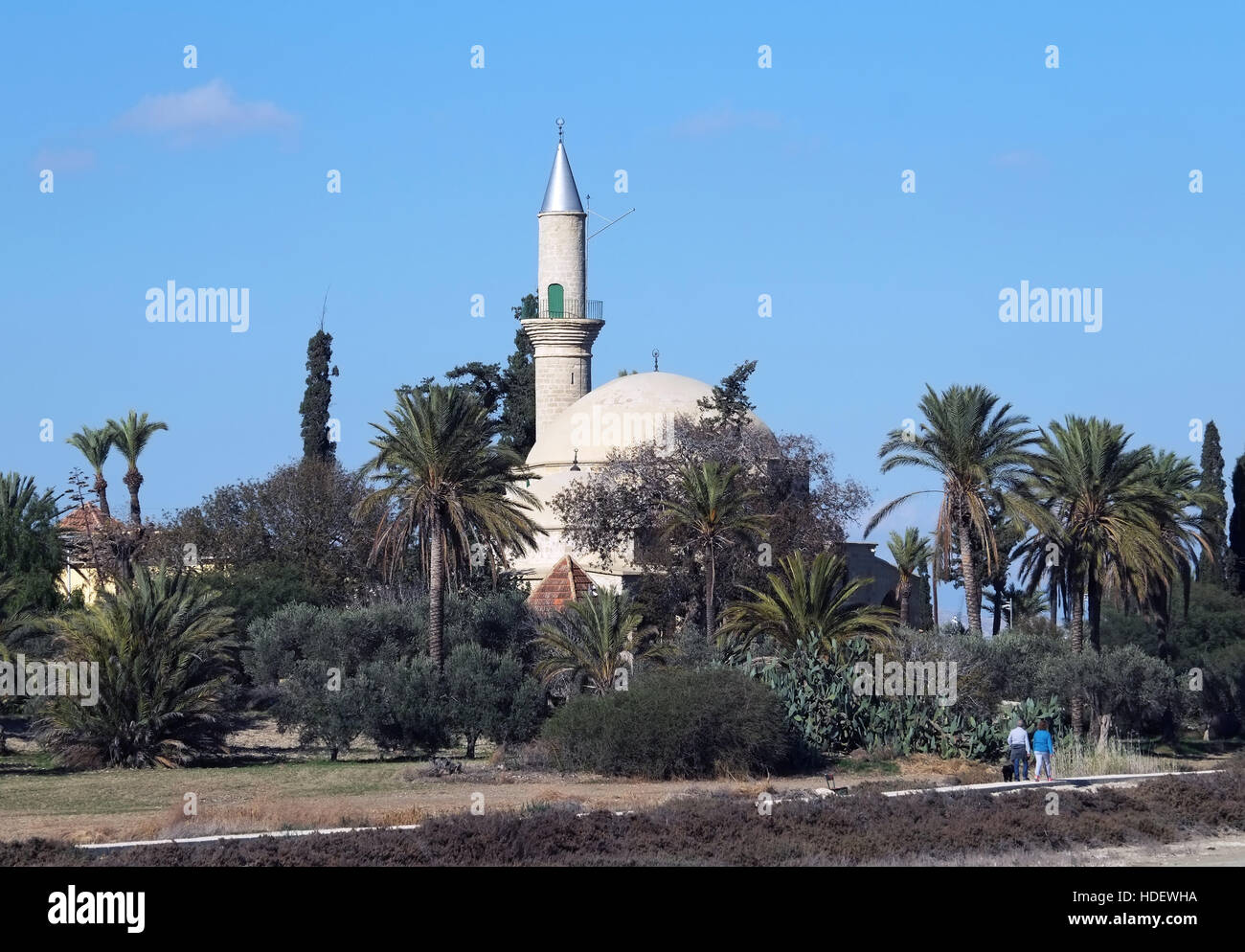 Hala Sultan Tekke Moschee, die am Rande des Salzsees in Larnaca Zypern sitzt. Stockfoto