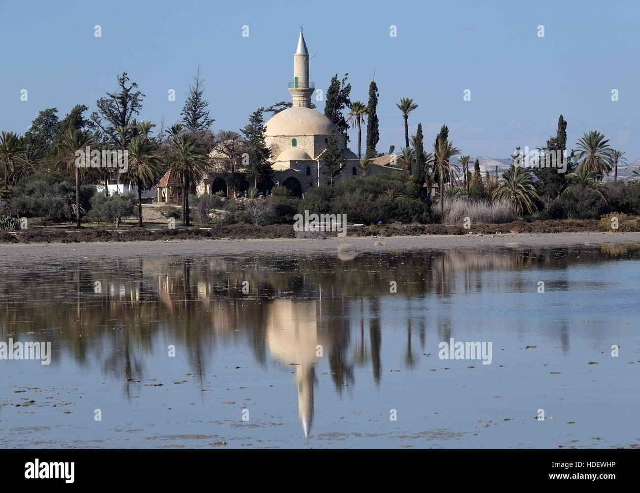 Hala Sultan Tekke Moschee spiegelt sich in den Gewässern des Salzsees in Larnaka Zypern. Stockfoto