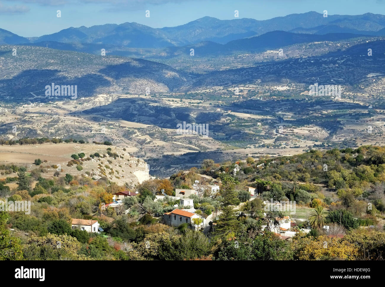 Ein Blick von den Höhen der Akamas eines Dorfes in der Paphos Region mit Blick auf das Troodos-Gebirge über. Stockfoto