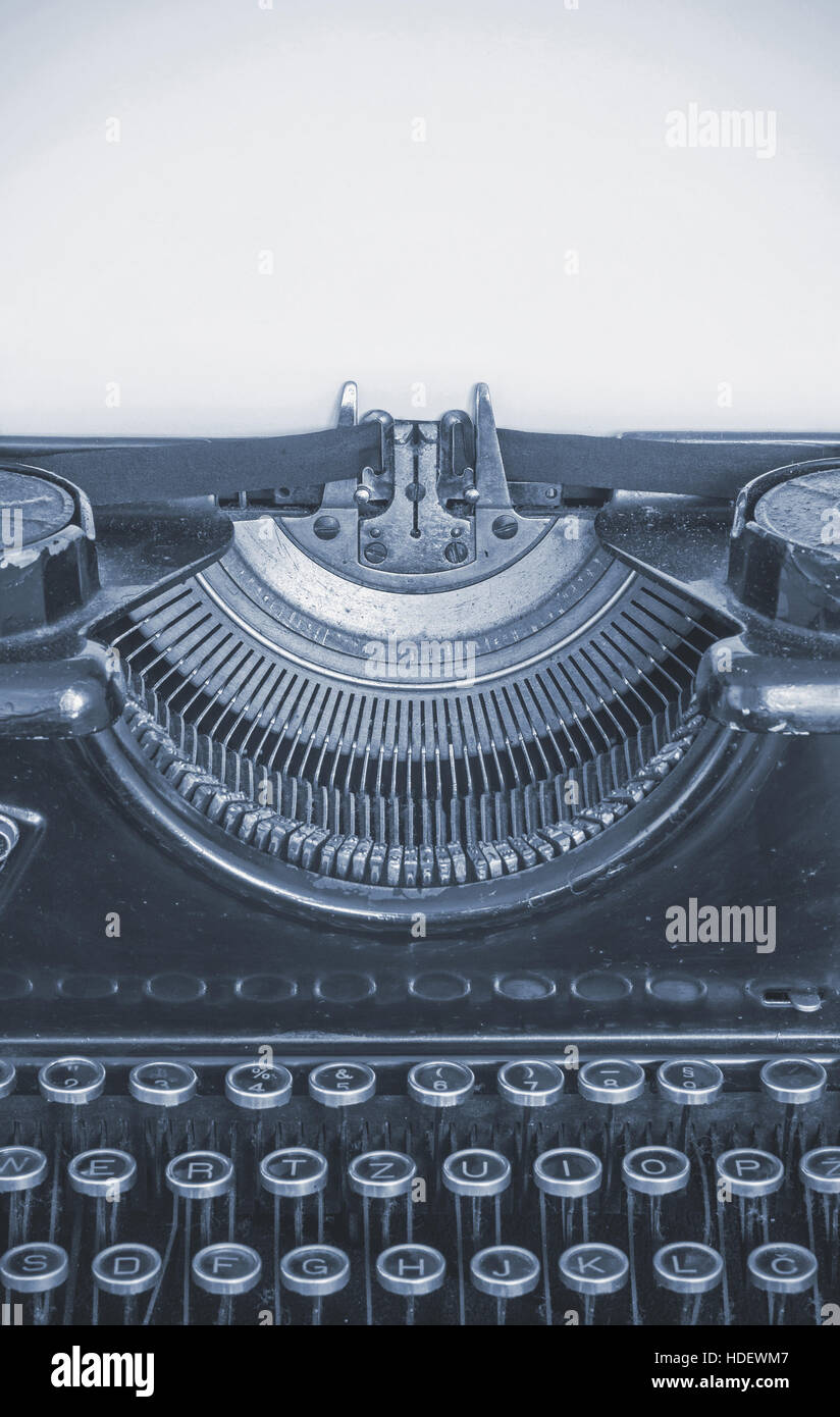Alte Schreibmaschine und leeres Blatt Papier für Ihren Text, Cyan-Stil Stockfoto