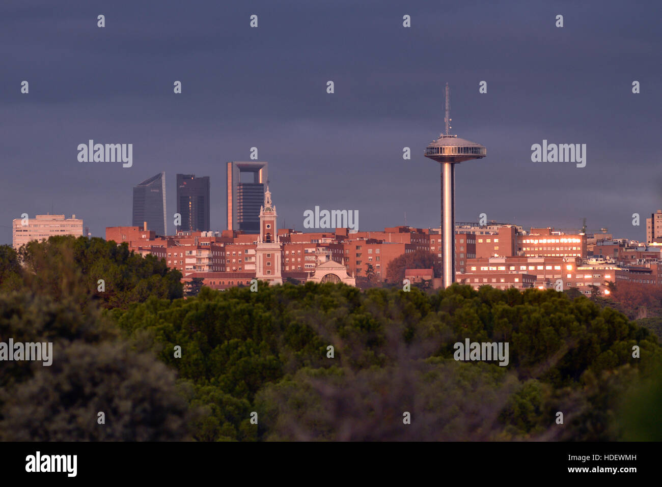 Madrid Skyline einschließlich den Faro de Moncloa Aussichtsturm von Casa de Campo gesehen. Spanien Stockfoto