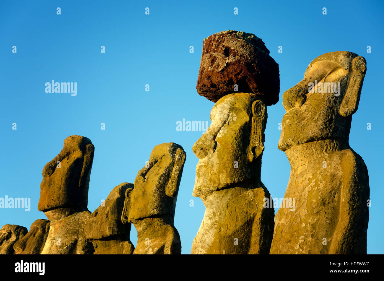 Detailansicht der Moais am Ahu Tongariki auf der Osterinsel in Chile Stockfoto