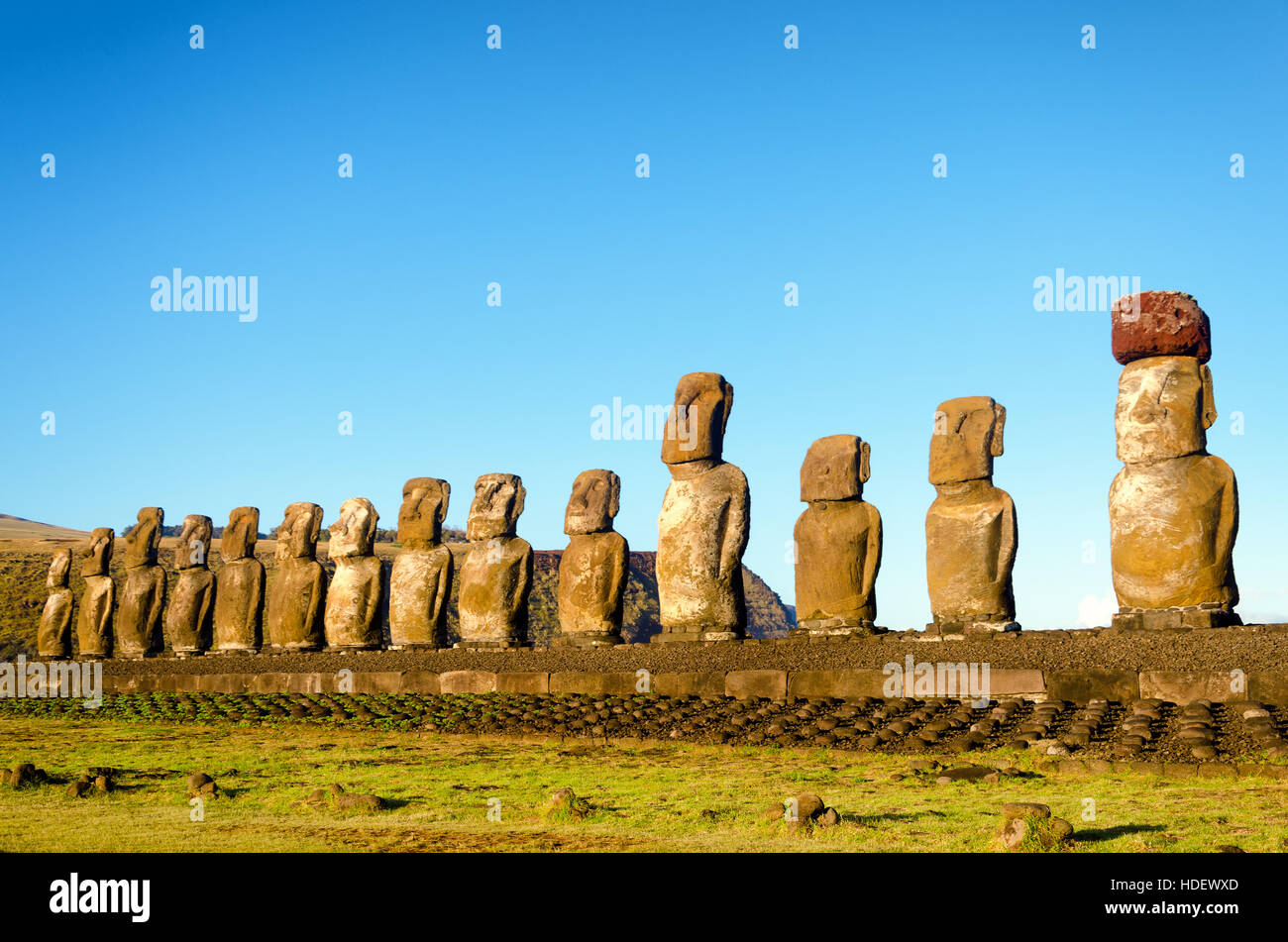 Lange Reihe der Moai auf der Osterinsel Stockfoto
