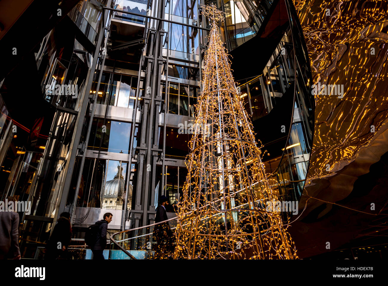 Weihnachtsbaum und Dekoration eine neue Änderung, London Stockfoto