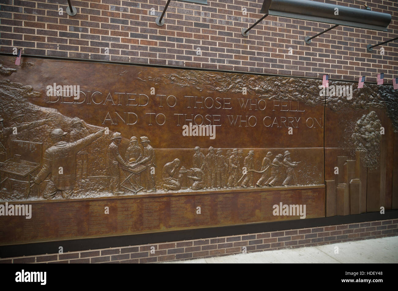 NEW YORK - 2. Mai 2016: Memorial Wall in der Nähe von Ground Zero. Es widmet sich der 343 Mitglieder der NYFD, die am 9/11 gestorben. Stockfoto