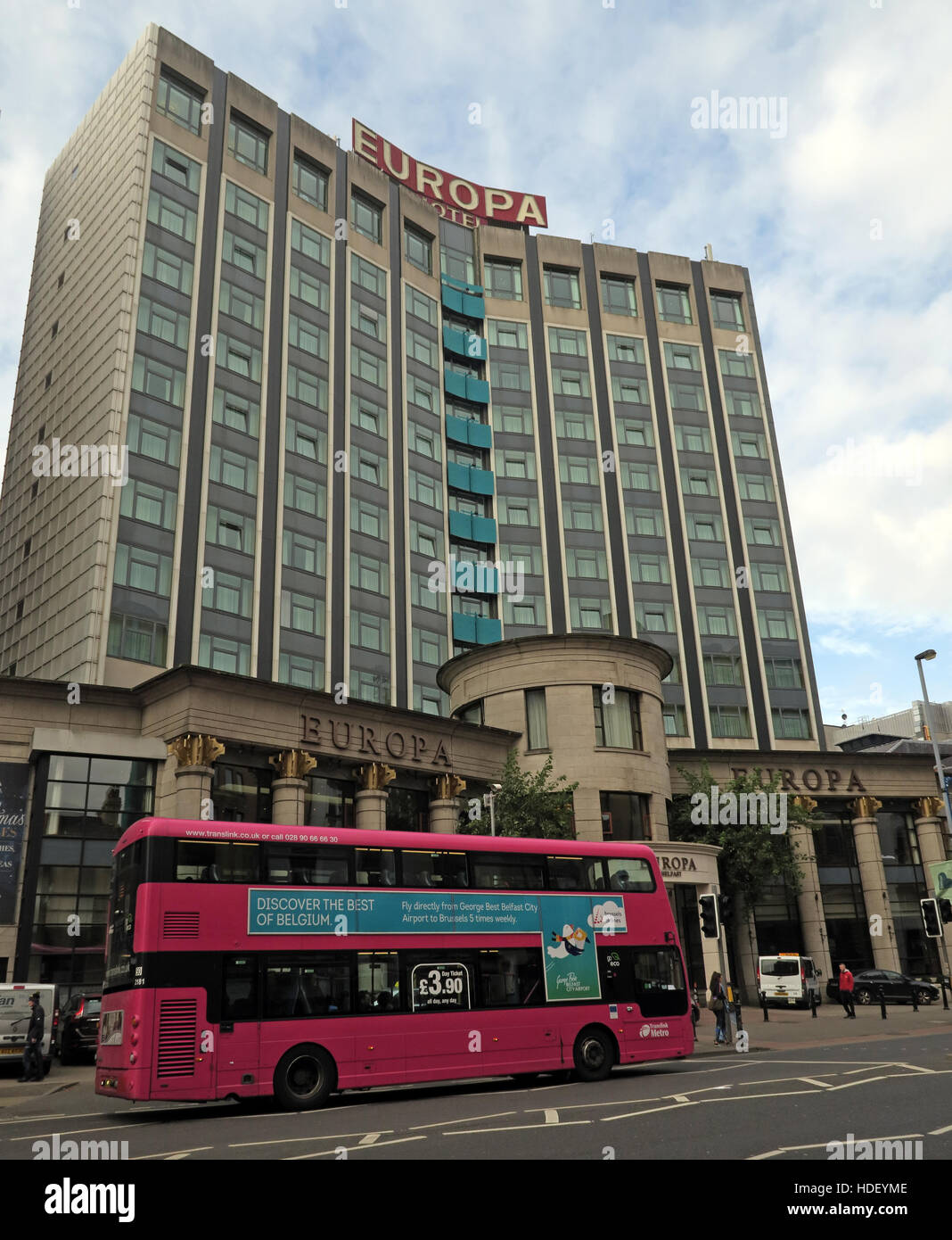 Hotel Europa, große Victoria St, Belfast, Nordirland, mit Ulsterbus Stockfoto
