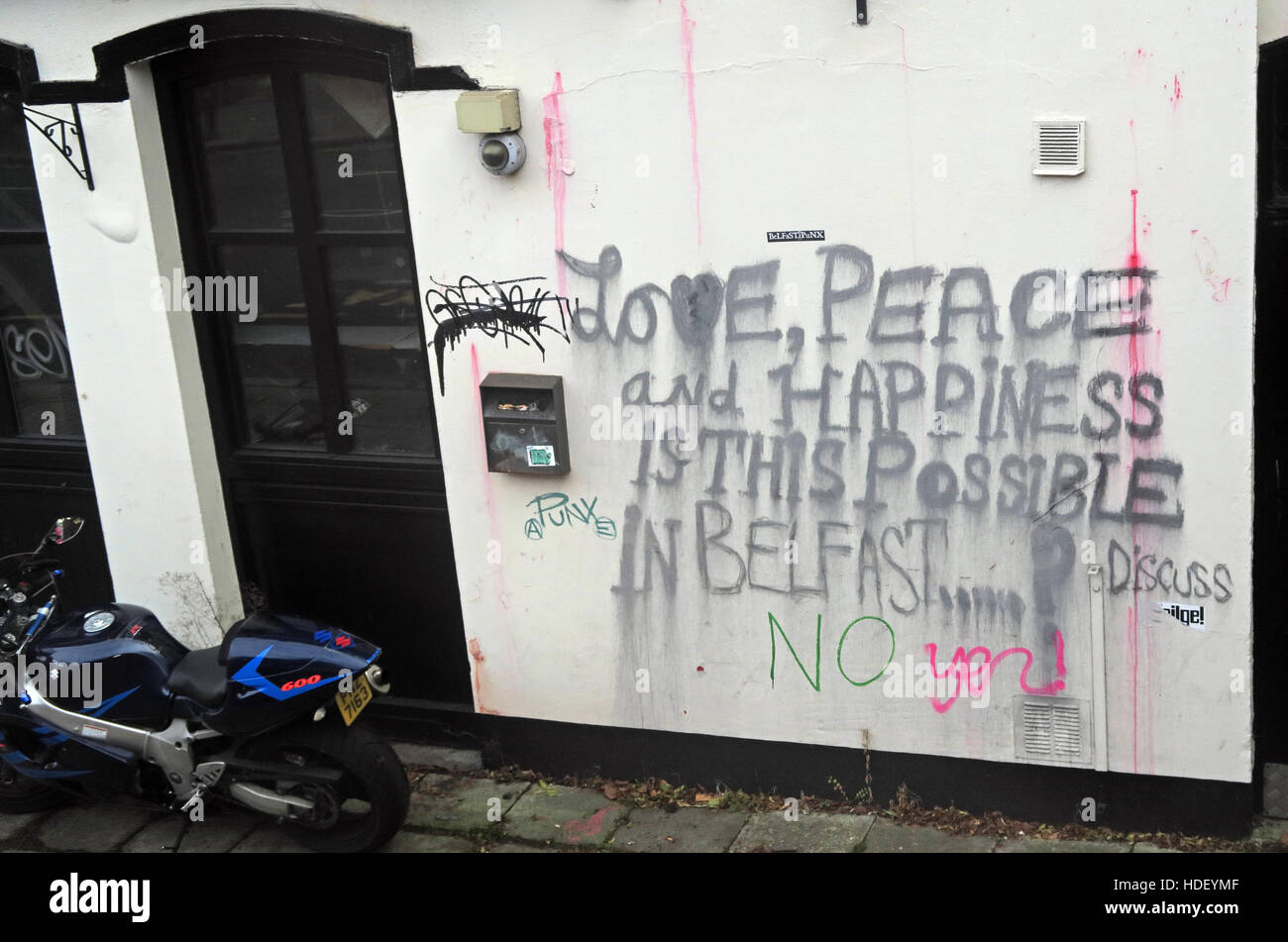 Liebe, Frieden und Glück, ist das möglich in Belfast? Diskutieren Stockfoto
