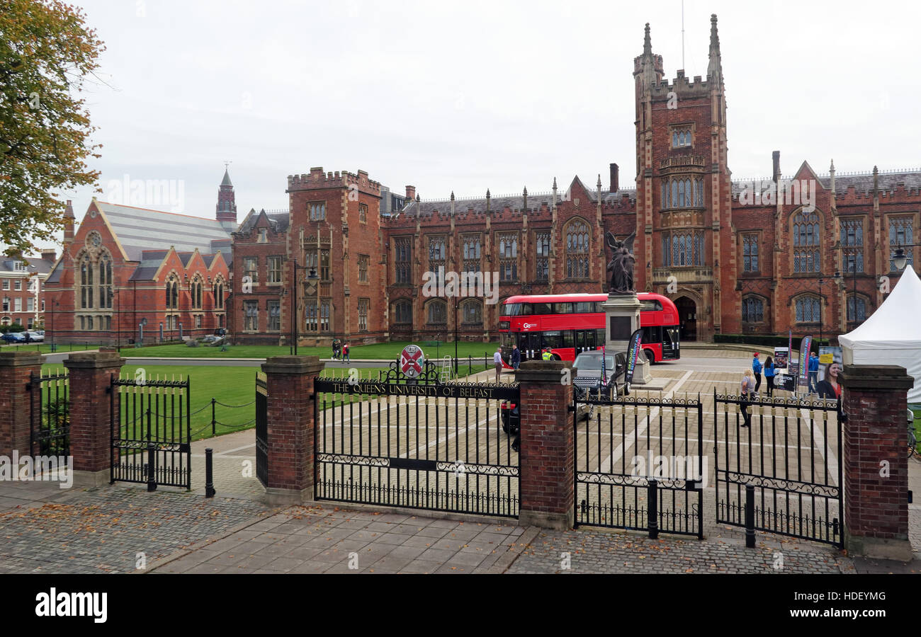 Hauptgebäude der Queens University Belfast und moderne Routemaster Bus, Nordirland, Vereinigtes Königreich Stockfoto