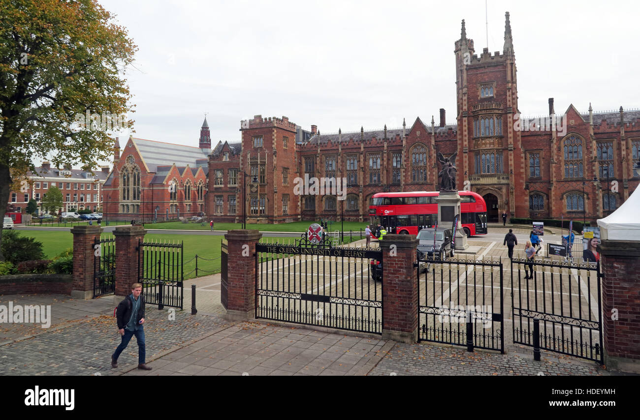 Hauptgebäude der Queens University Belfast und moderne Routemaster Bus, Nordirland, Vereinigtes Königreich Stockfoto