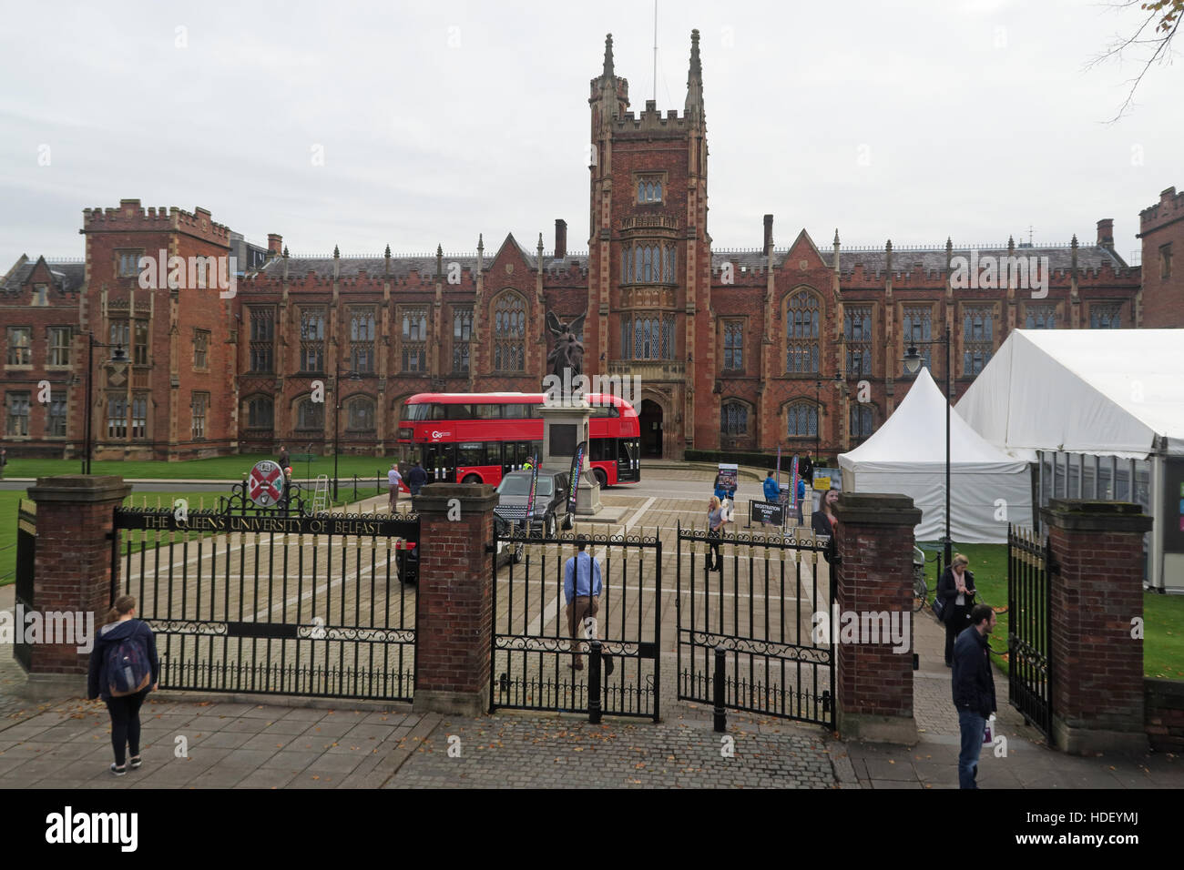 Hauptgebäude der Queens University Belfast und moderne Routemaster Bus, Nordirland, Vereinigtes Königreich Stockfoto