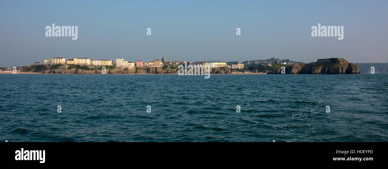 Rückblick auf Castle Beach, The Esplanade und St. Catherines Island, Tenby, an einem Sommer-morgen. Stockfoto