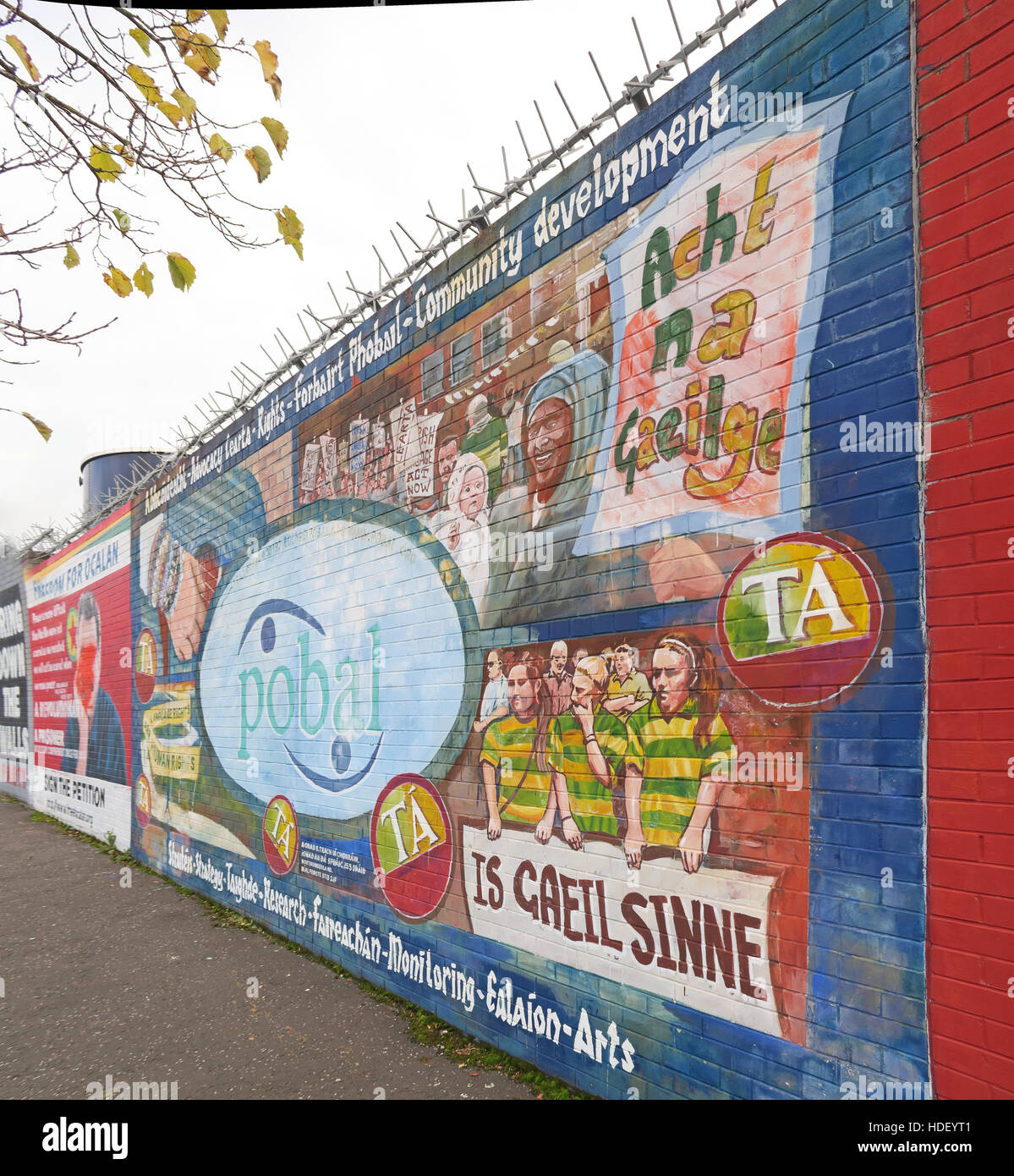 Pobl Belfast - internationale Friedensmauer Cupar Weg, West Belfast, Nordirland, Vereinigtes Königreich Stockfoto