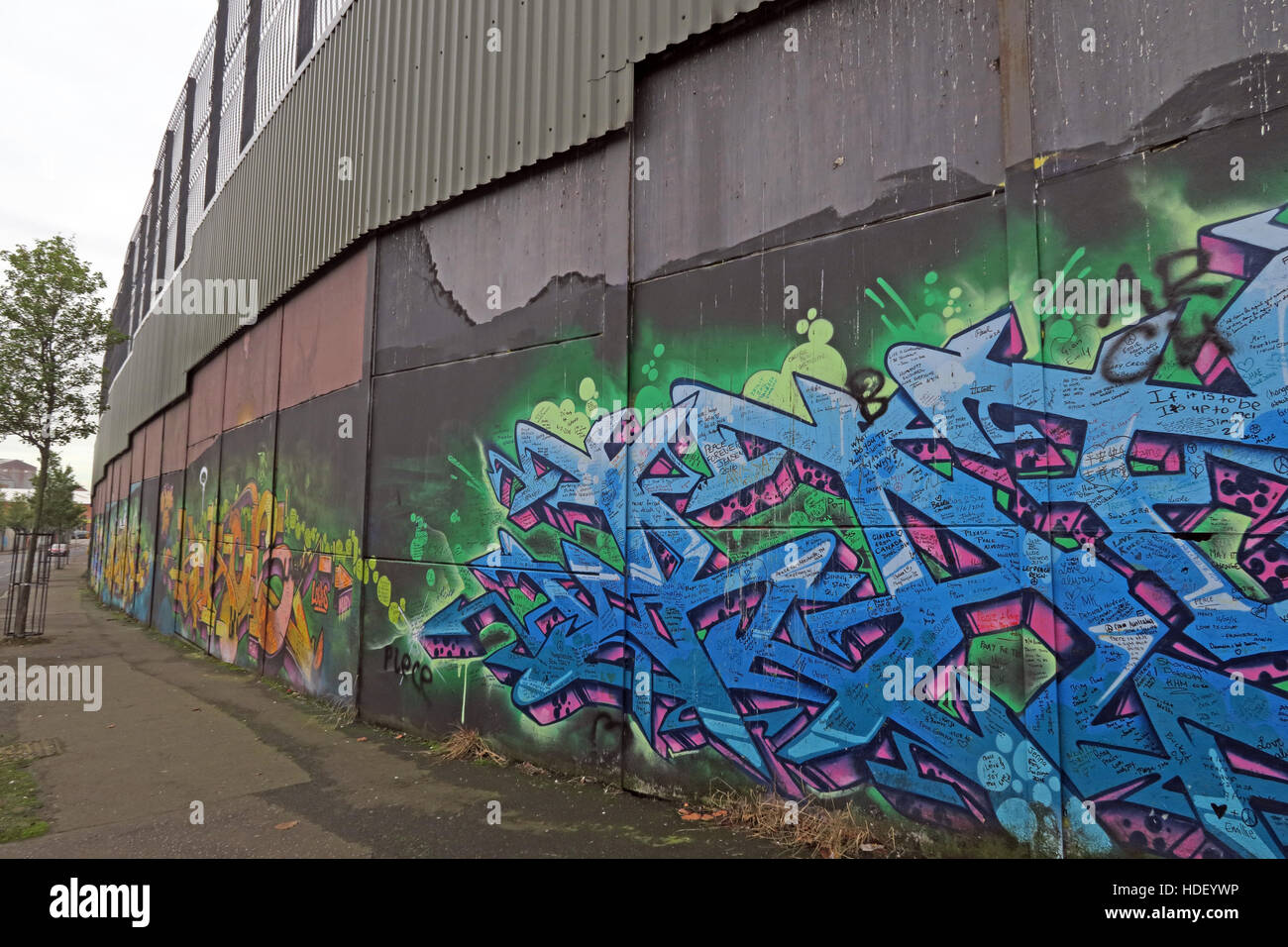Grafitti, internationale Friedensmauer Cupar Weg, West Belfast, Nordirland, Vereinigtes Königreich Stockfoto
