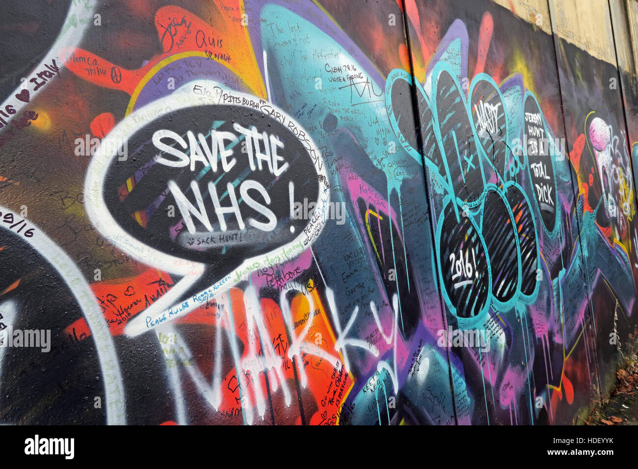 Speichern der NHS, internationale Friedensmauer Cupar Weg, West Belfast, Nordirland, Vereinigtes Königreich Stockfoto