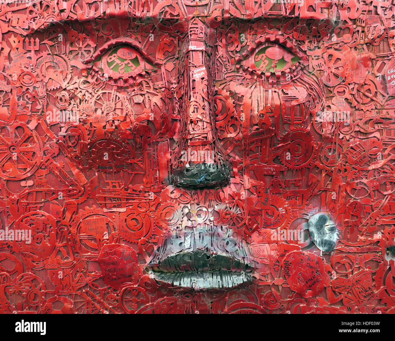 Das Gesicht von Künstler Kevin Killen, ist Teil des "Wenn Wände sprechen könnten" Projekts, West Belfast, Nordirland, Vereinigtes Königreich Stockfoto