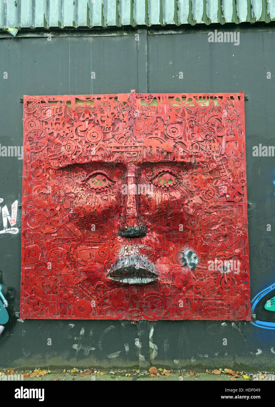Das Gesicht von Künstler Kevin Killen, ist Teil des "Wenn Wände sprechen könnten" Projekts, West Belfast, Nordirland, Vereinigtes Königreich Stockfoto
