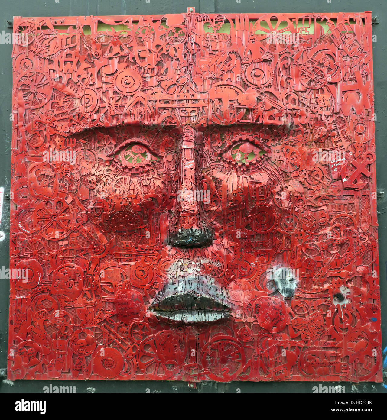 Das Gesicht von Künstler Kevin Killen, ist Teil des "Wenn Wände sprechen könnten" Projekts, West Belfast, Nordirland, Vereinigtes Königreich Stockfoto