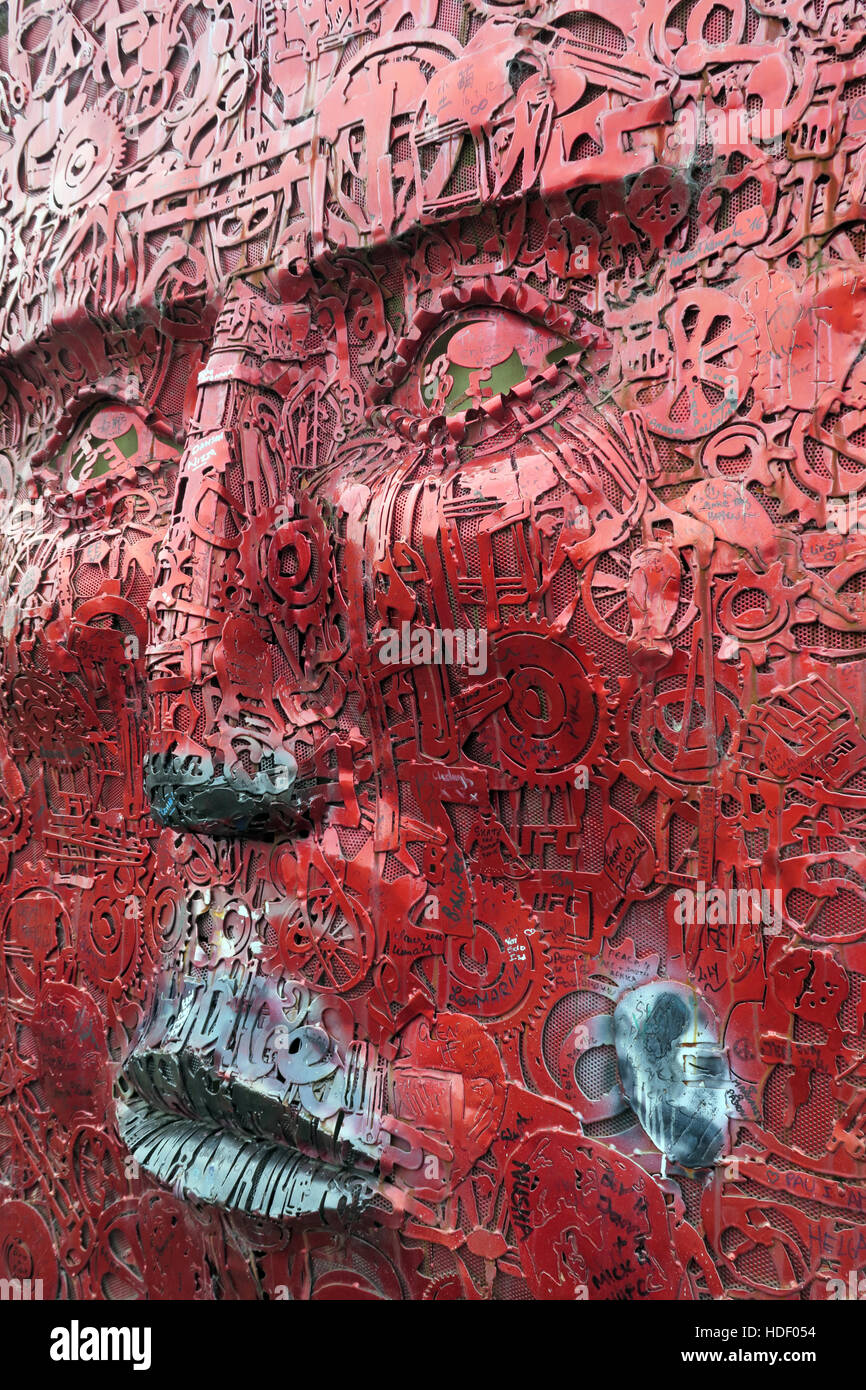 Das Gesicht von Künstler Kevin Killen, ist Teil des "Wenn Wände sprechen könnten" Projekts, West Belfast, Nordirland, Vereinigtes Königreich Stockfoto