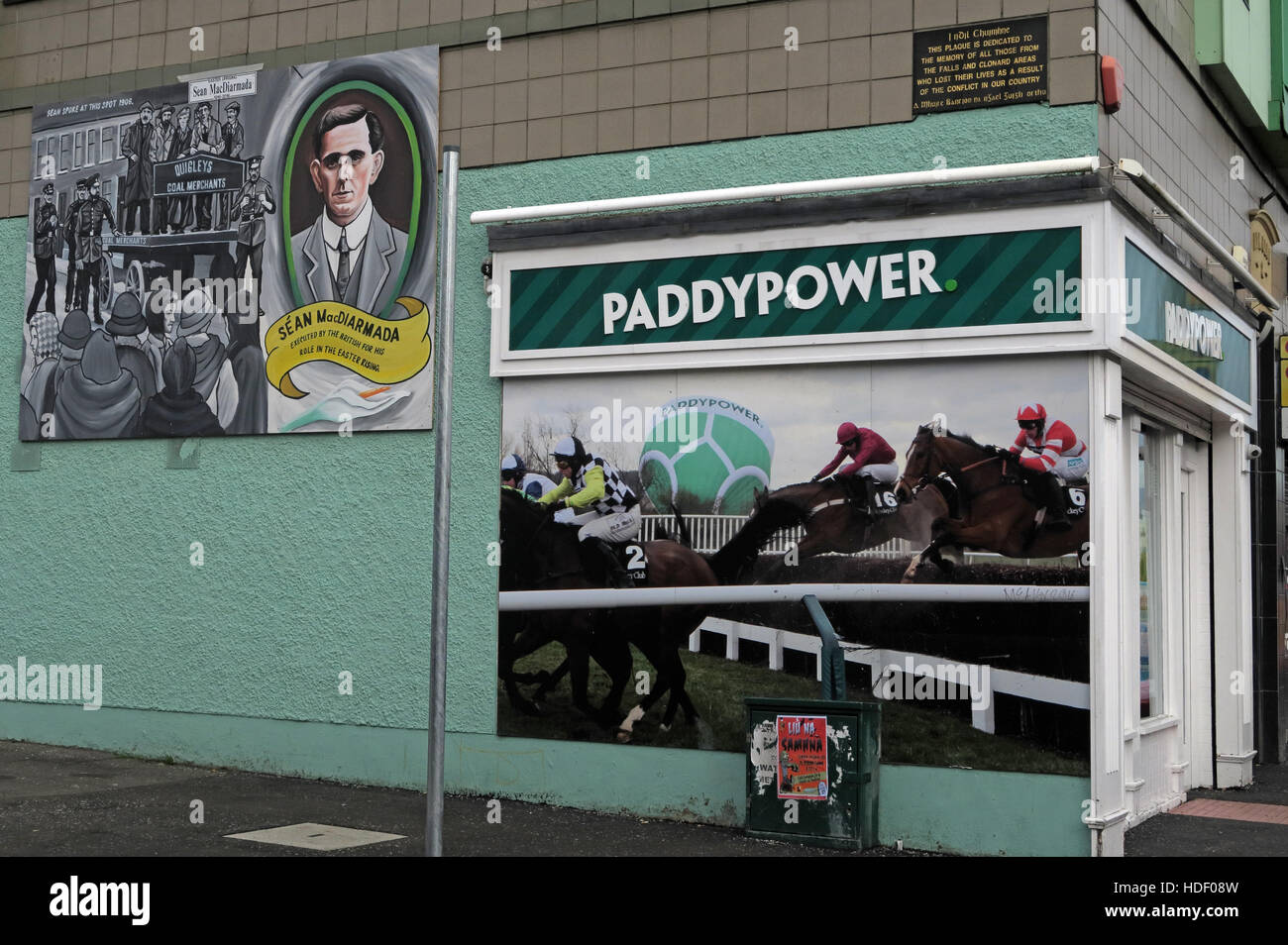 Belfast fällt Rd republikanischen Wandbild und PaddyPower Buchmacher Stockfoto