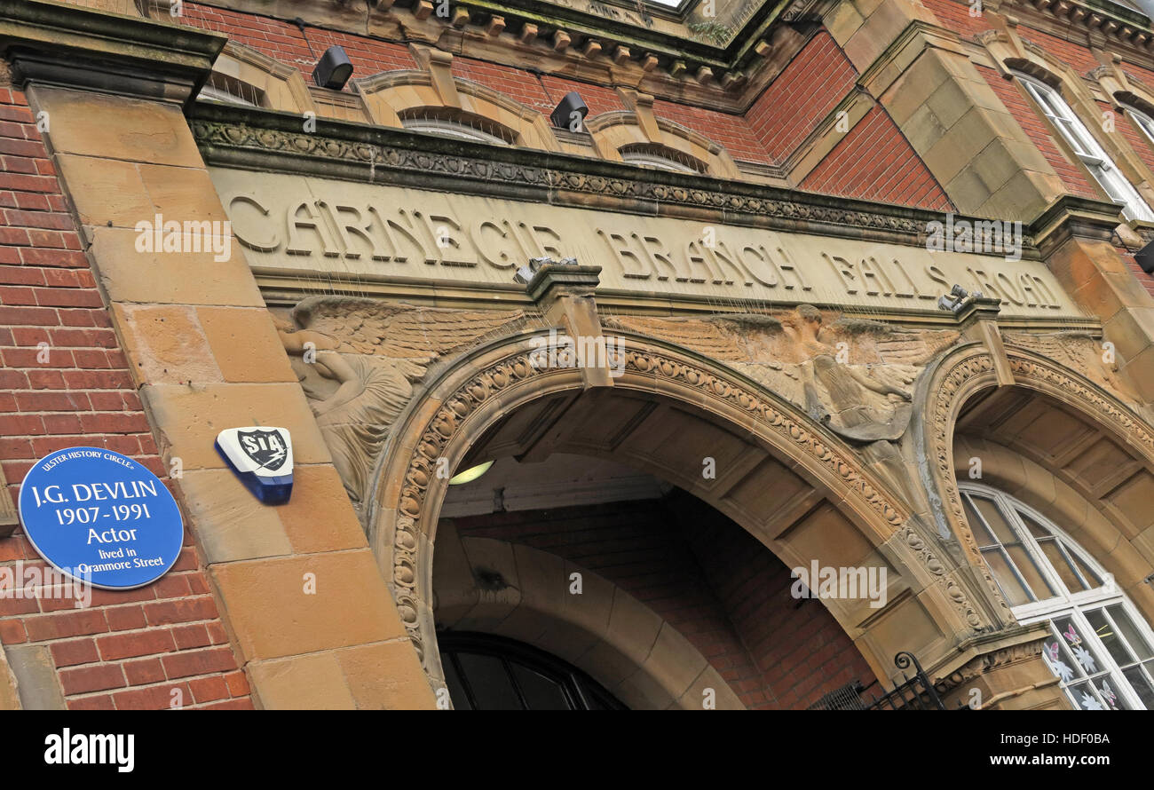 Belfast fällt Rd Carnegie Branch Library Fassade & Eingang, mit JG Devlin blue Plaque - Oranmore-Straße Stockfoto