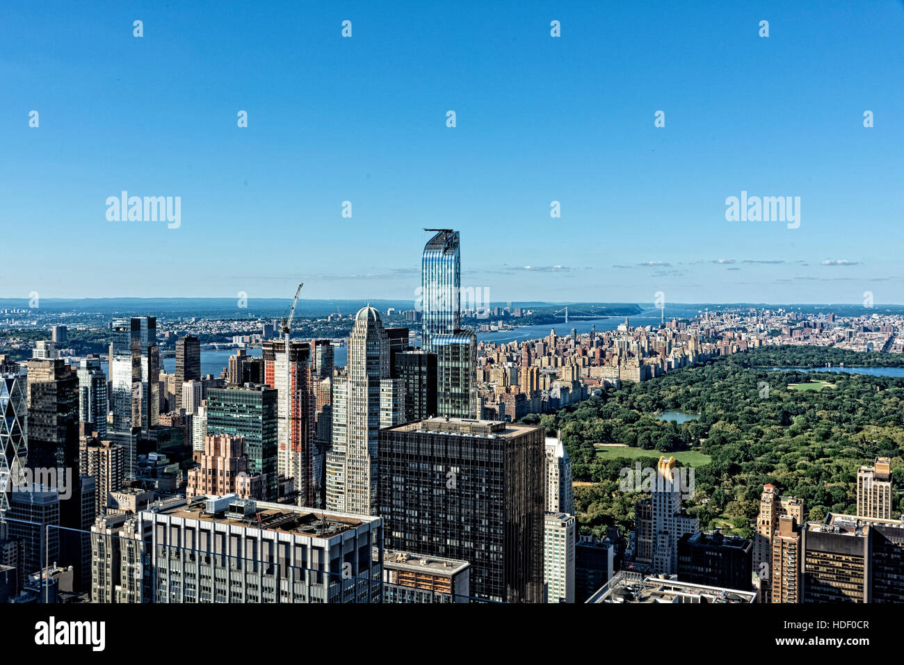 Auf der Suche nach Nordwesten über Tall West Midtown Gebäude.  Central Park und Upper West Side im Hintergrund. Manhattan, New York City. Stockfoto