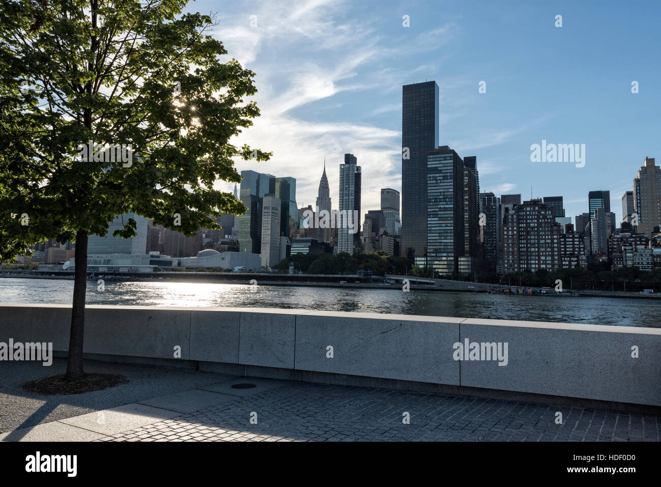 Skyline von Manhattan, New York, Midtown von Roosevelt Island, in den späten Tag Sonne gesehen. Stockfoto