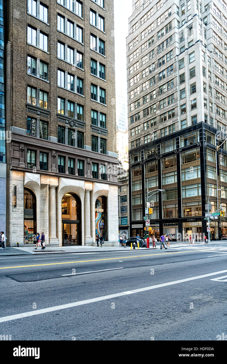 Mit Blick auf die Kreuzung der East 57th Street und Madison Avenue, Manhattan, New York City Stockfoto