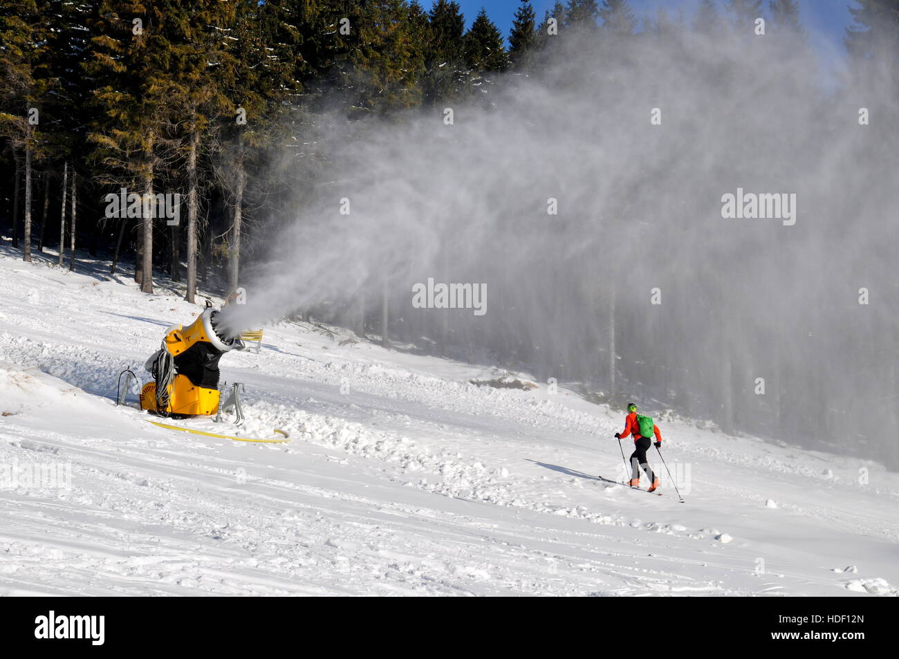 Künstliche Beschneiung im Skigebiet, Gebirge, Riesengebirge, schwarzer Berg Stockfoto
