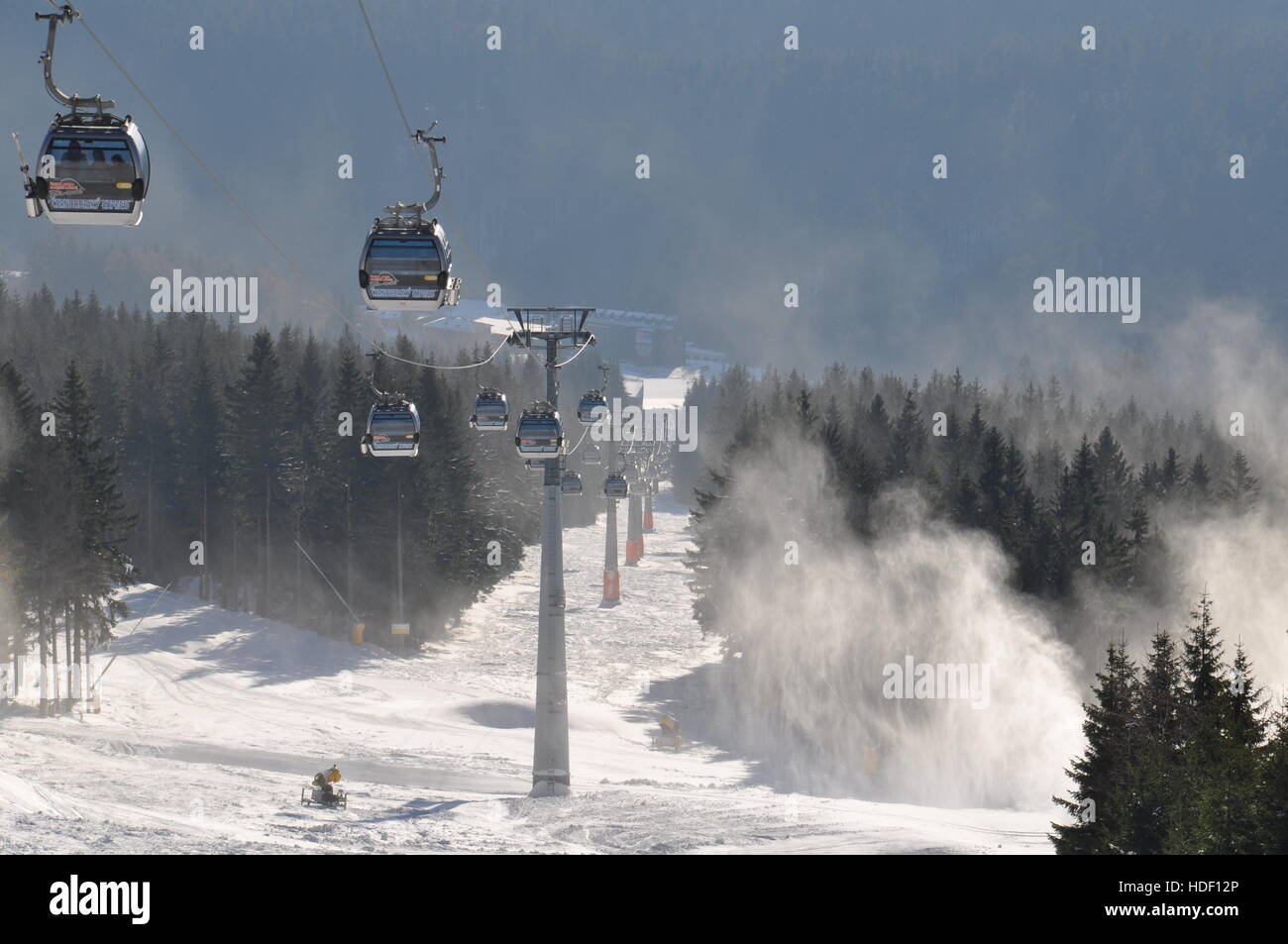 Künstliche Beschneiung im Skigebiet, Gebirge, Riesengebirge, schwarzer Berg Stockfoto
